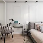 アパート Grand 5min From Station With A Balcony& Air Conditioning ワルシャワ